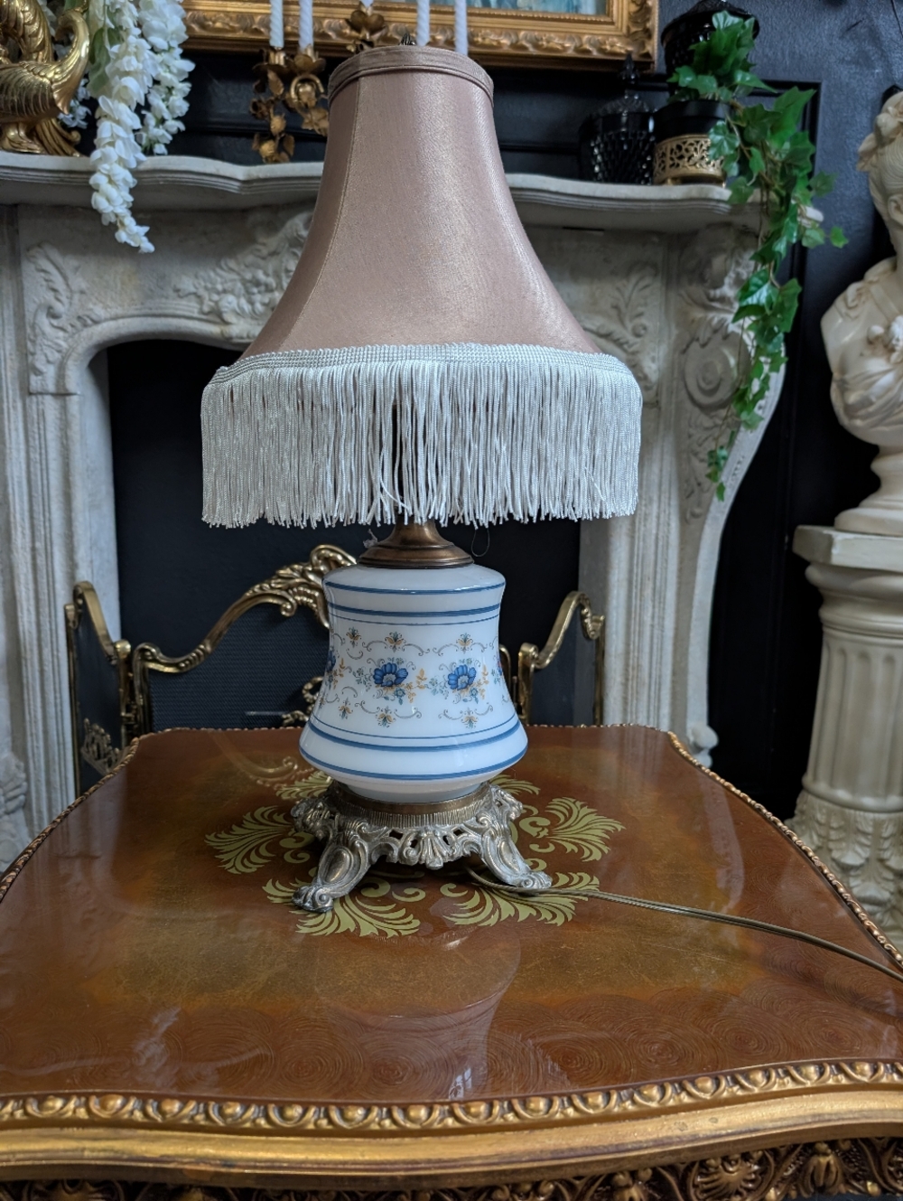 Vintage Reporpuse Quoizel Hurricane 1973 Collection Blue Floral Table Desk Lamp